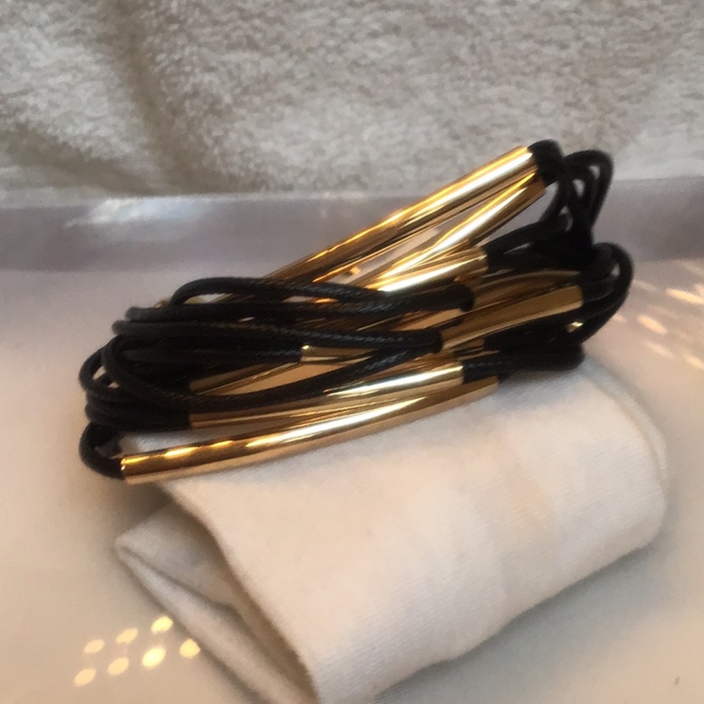 MODERN blk/gold stacked look lightweight bracelet, never worn,